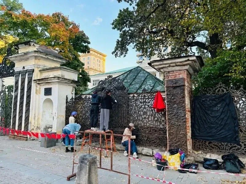 🛠 В Большом Толмачёвском переулке реставрируют ограду XVIII века
