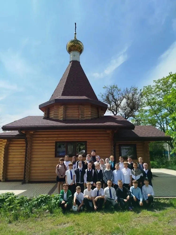 Ученики нашей школы традиционно в майские дни посетили больничный храм г. Тимашевска  Учащиеся 4-х к