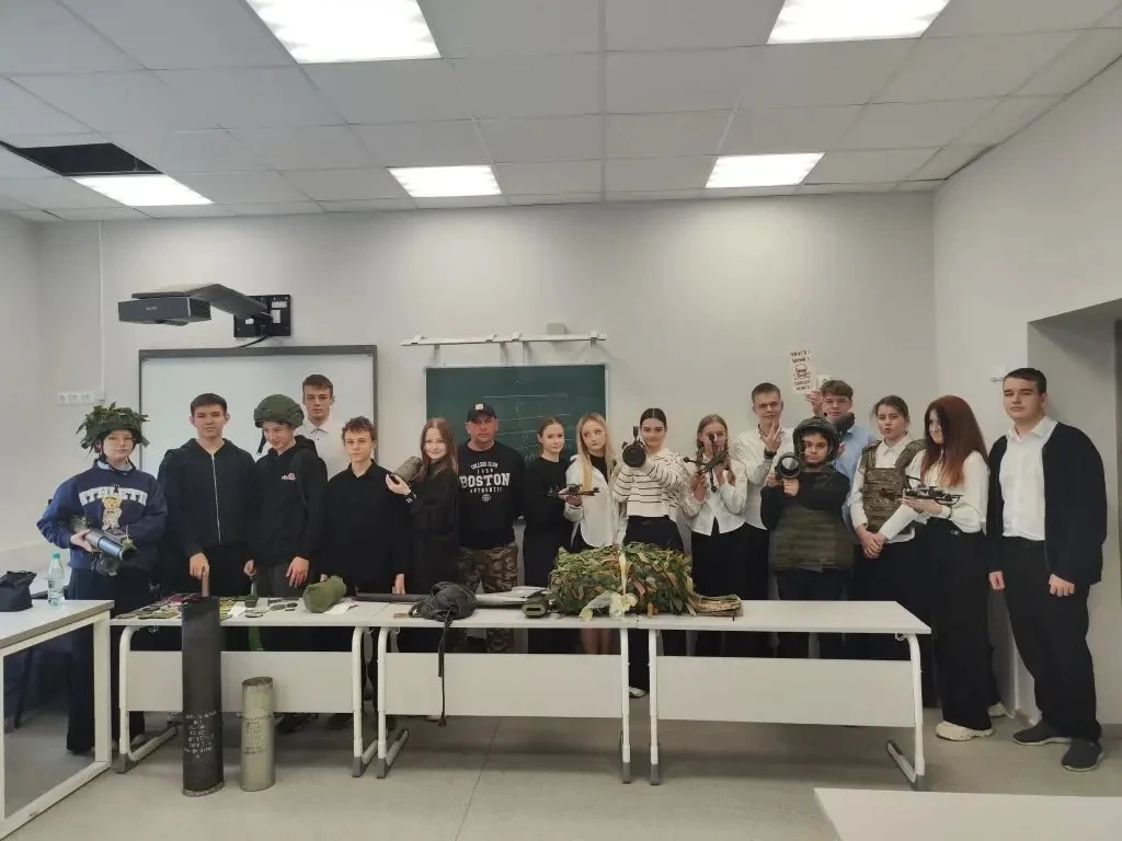 📍 В 8 «Б» классе прошёл «Урок мужества» с участием волонтёра группы «Жуки» — Станислава Викторовича 