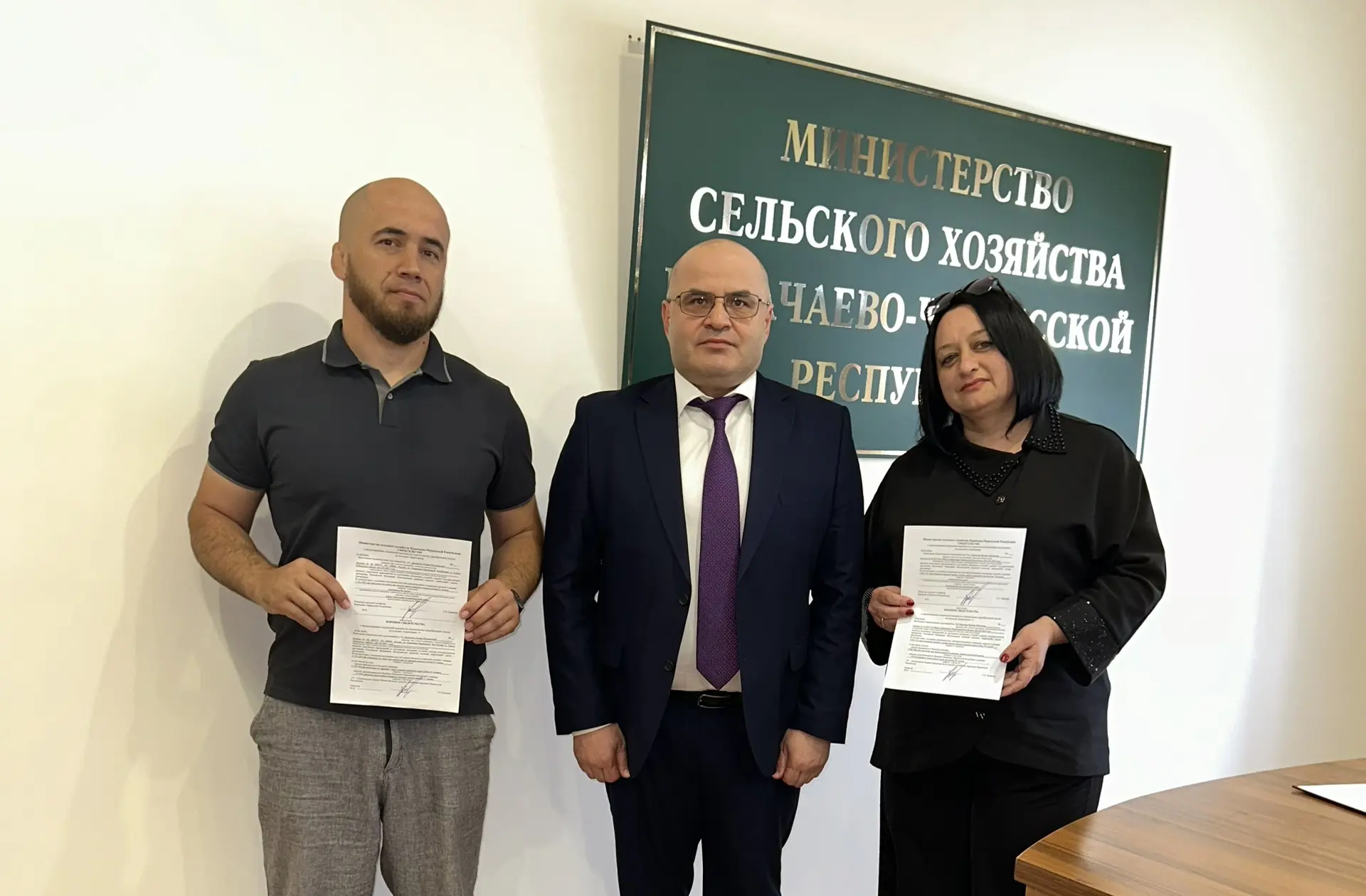 Министр сельского хозяйства КЧР Умар Биджиев вручил свидетельства о предоставлении соци...