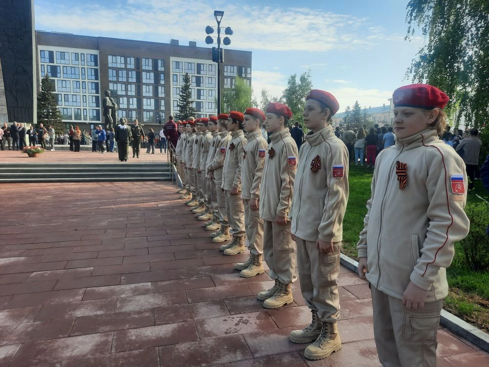 🇷🇺 В День Победы гимназисты отдали дань памяти героям Великой Отечественной войны   Учащиеся 8-х кла