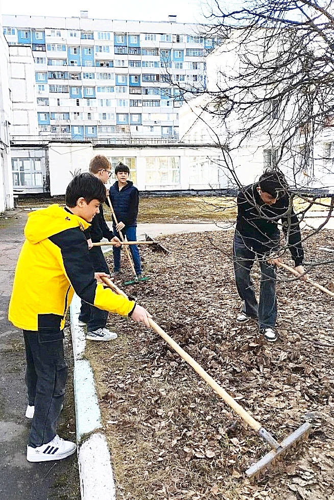 🌳🏣🧹В заботе о школе: субботники  Я верю в одно: если мы любим, мы заботимся. И эту заботу видно нево