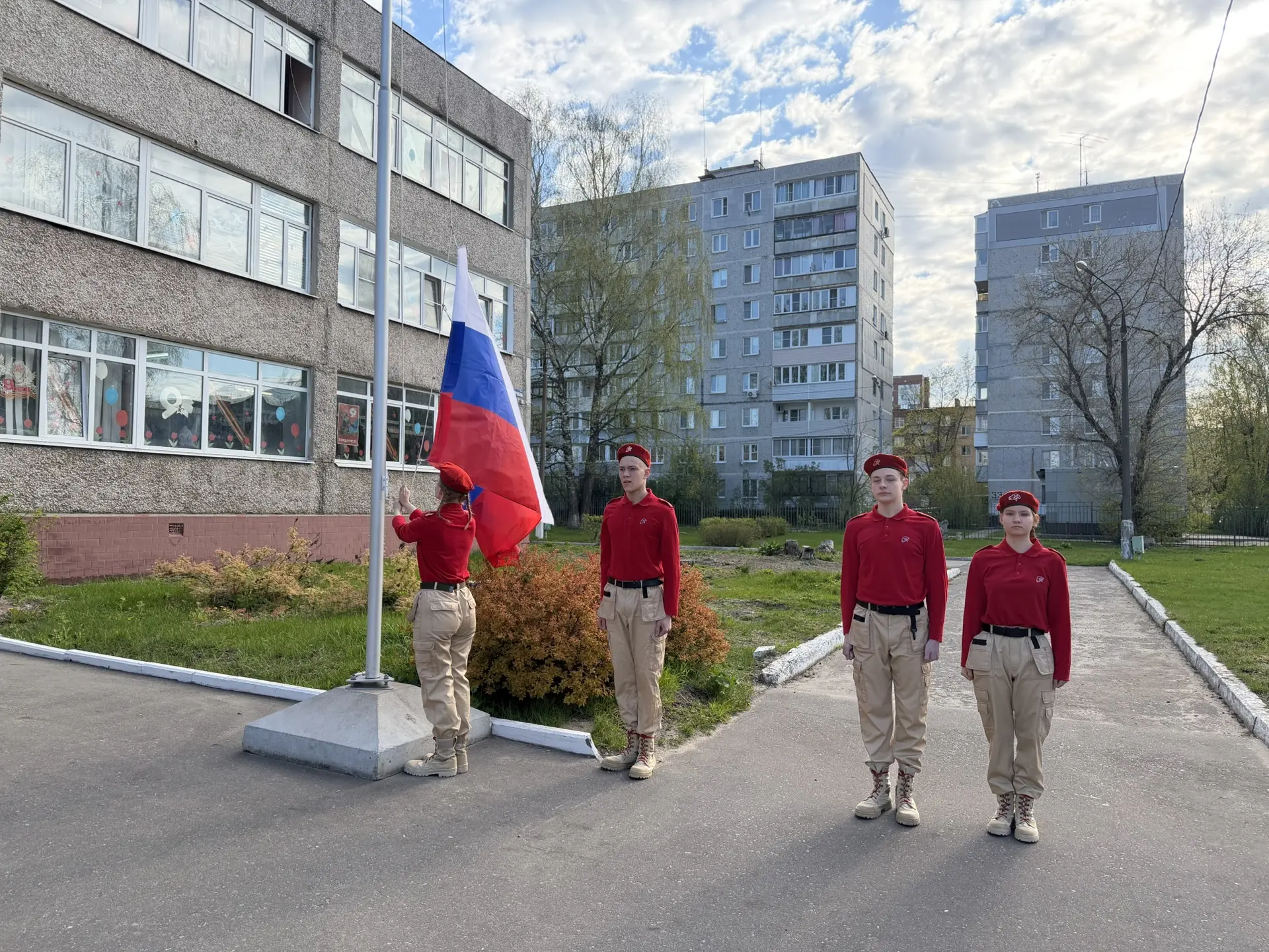 🇷🇺ТОРЖЕСТВЕННАЯ ЛИНЕЙКА🇷🇺  Учебная неделя традиционно начинается с выноса государственных флагов и и