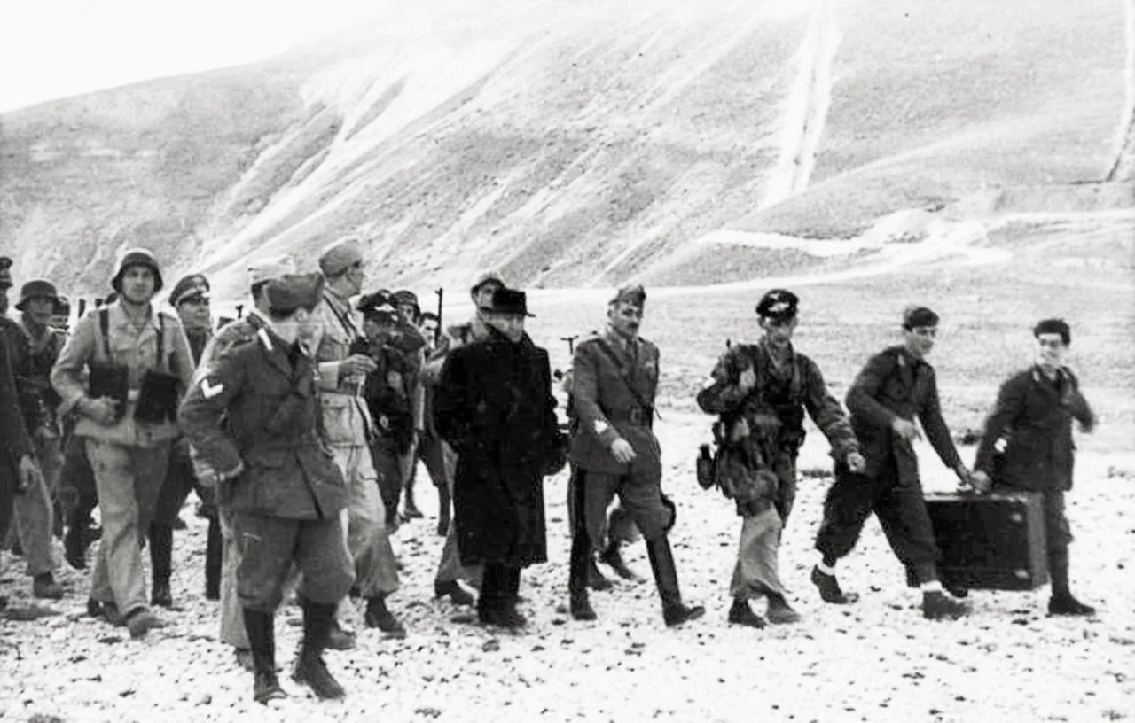 📖 25 июля 1943 года Бенито Муссолини был вызван к королю Виктору Эммануилу III и там арестован. Нов