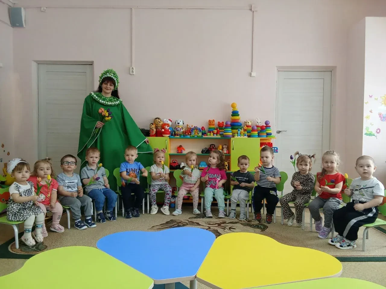 В нашем садике светло,
