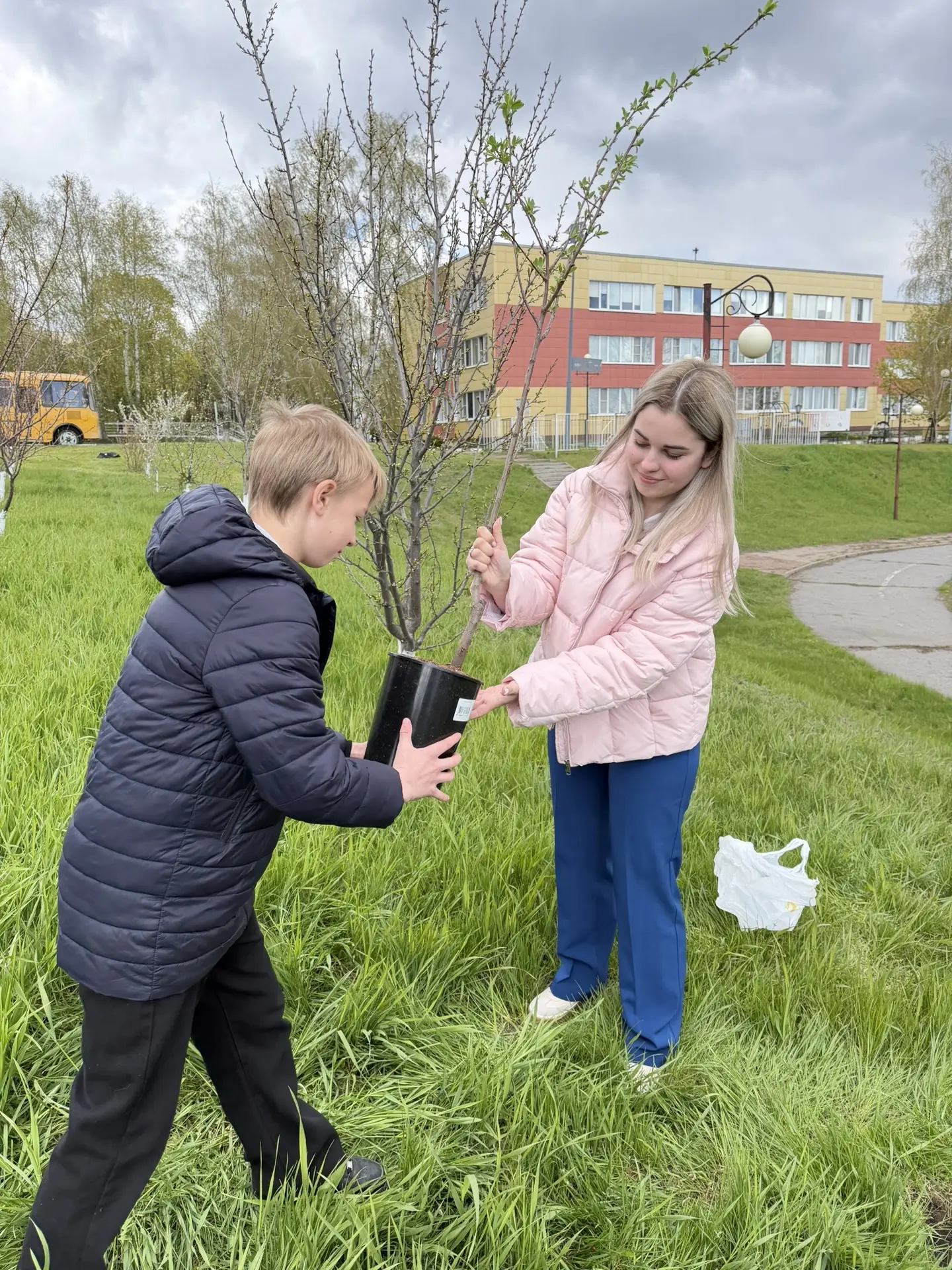 Майская гимназия присоединилась к акции "Сад Памяти" 🌳  В этом году, в преддверии 81-й годовщины Вел