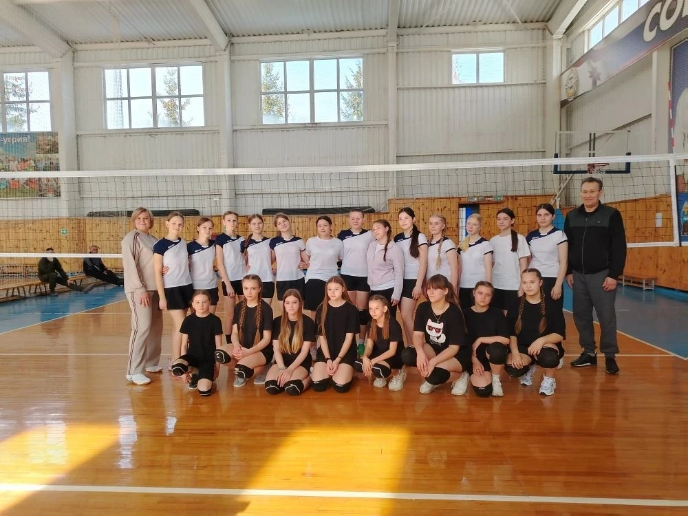 Команда девушек приняла участие в зональных соревнованиях по волейболу "Серебряный мяч".