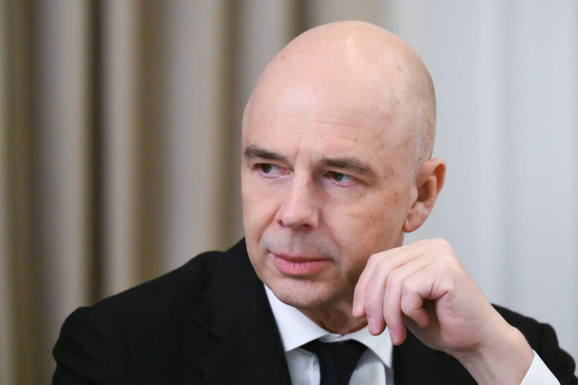 Сбалансированность бюджета, поддержка регионов, фондовый рынок. Антон Силуанов дал интервью газете «