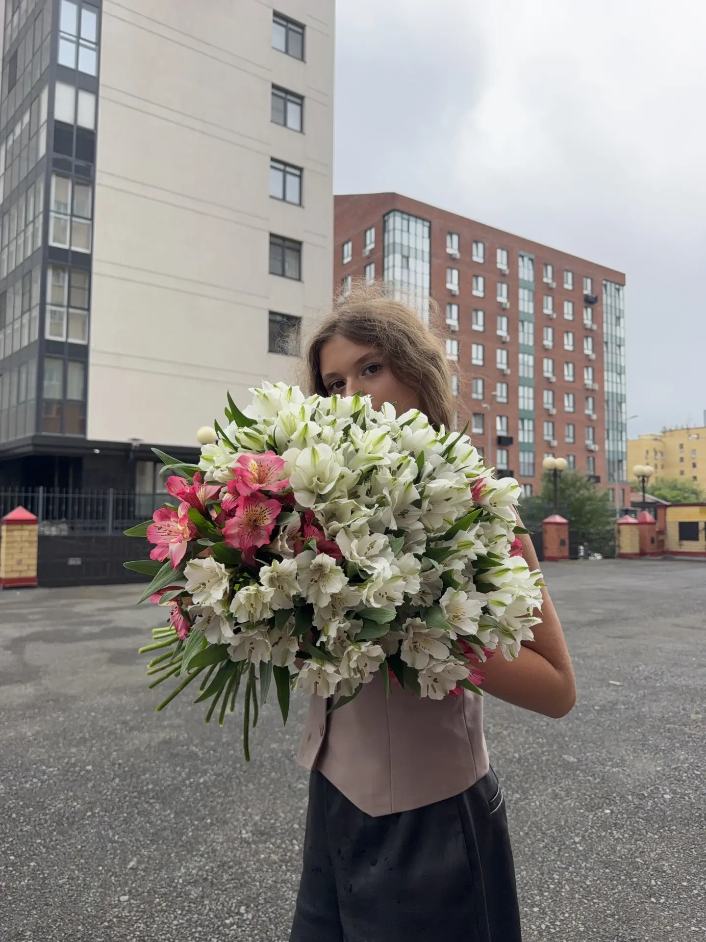 Альстромерии — идеальный выбор, если вам нужен стойкий, пышный и изящный букет. 💐