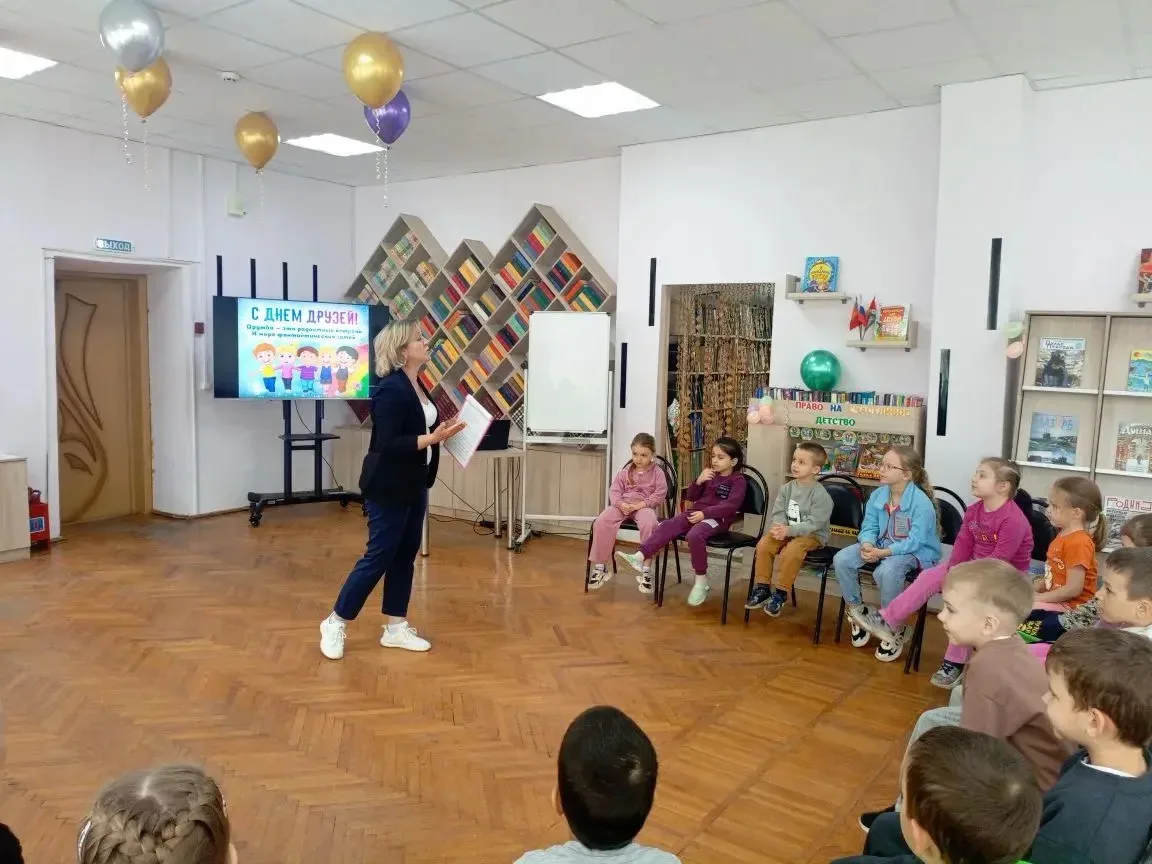 Сегодня наши «Любознайки» отправились в библиотеку, чтобы отпраздновать День друзей! 🎉

Ребята весе