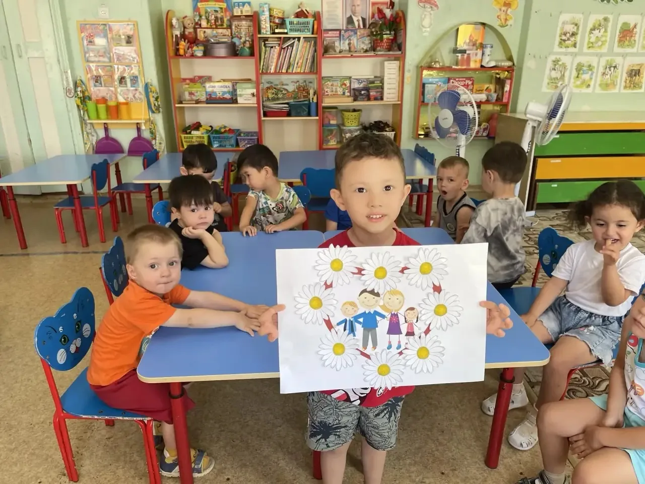🤍💛🤍«Ромашки» от самых маленьких🌼

В младшей группе прошла творческая мастерская: малыши создавал
