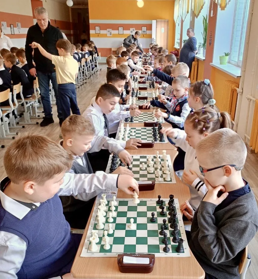 Турнир по шахматам среди учеников 2-х классов школ Кировского района ♟️🧑🏻‍🤝‍🧑🏼  Сегодня юные шахмати