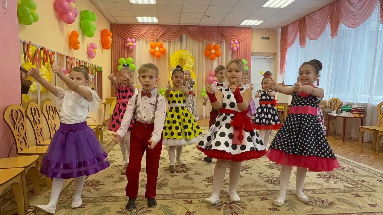 В преддерии 8 марта подготовительные  группы 1 и 4   пригласили всех родителей в кафе "...