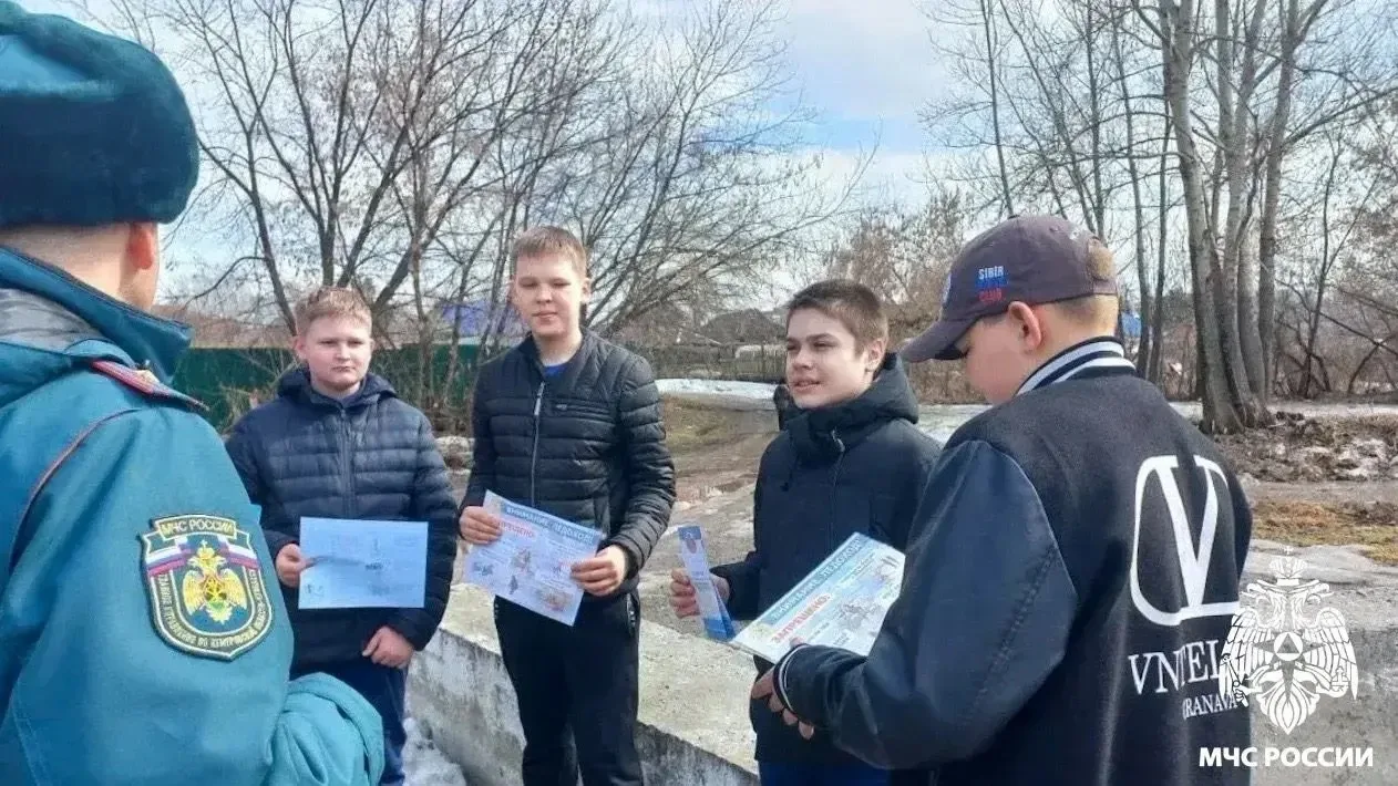 🚨 Паводок не прощает ошибок — будь готов заранее!  В период ледохода на реке Кондома сотрудники Осин