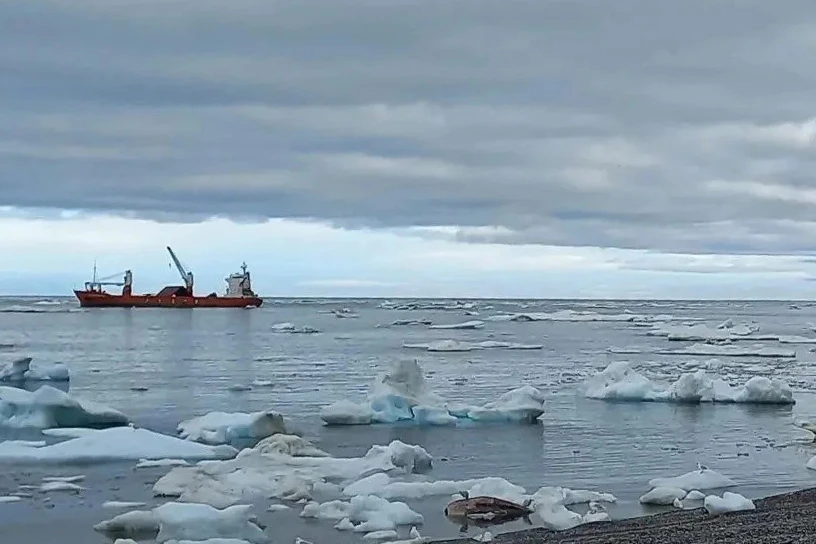 ⛴ Арктическое село обеспечили на год топливом и социально значимыми товарами, сообщает ...