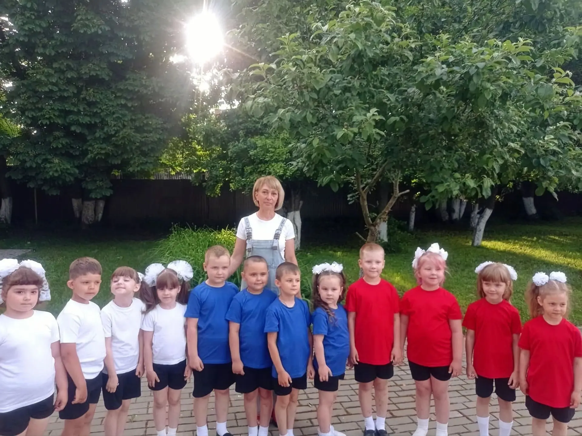 👫 Воспитанники старшей группы приняли участие в праздничном концерте, посвященном Дню России. Наряд