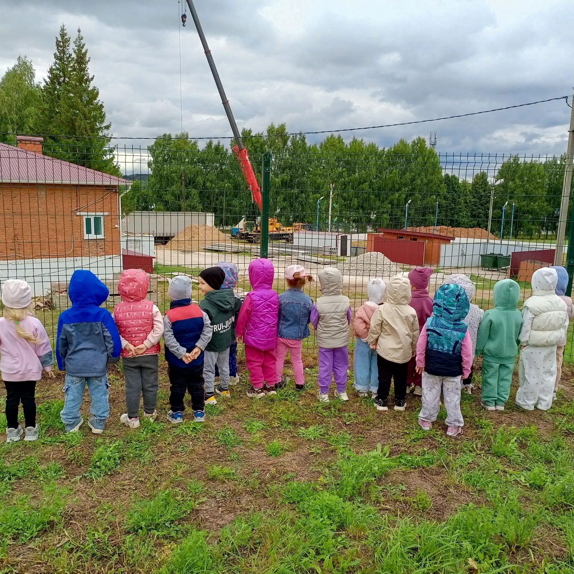 Наблюдение за работой подъёмного крана — это не только увлекательное, но и полезное зан...