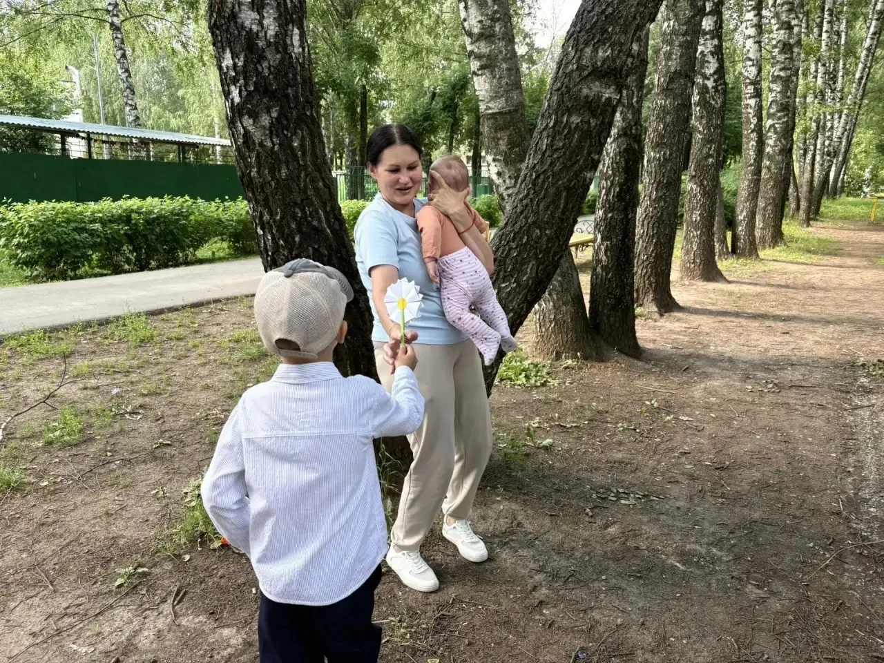 Сегодня в нашем детском саду № 114 прошла невероятно тёплая акция «Подари ромашку». Наши ребята вышл