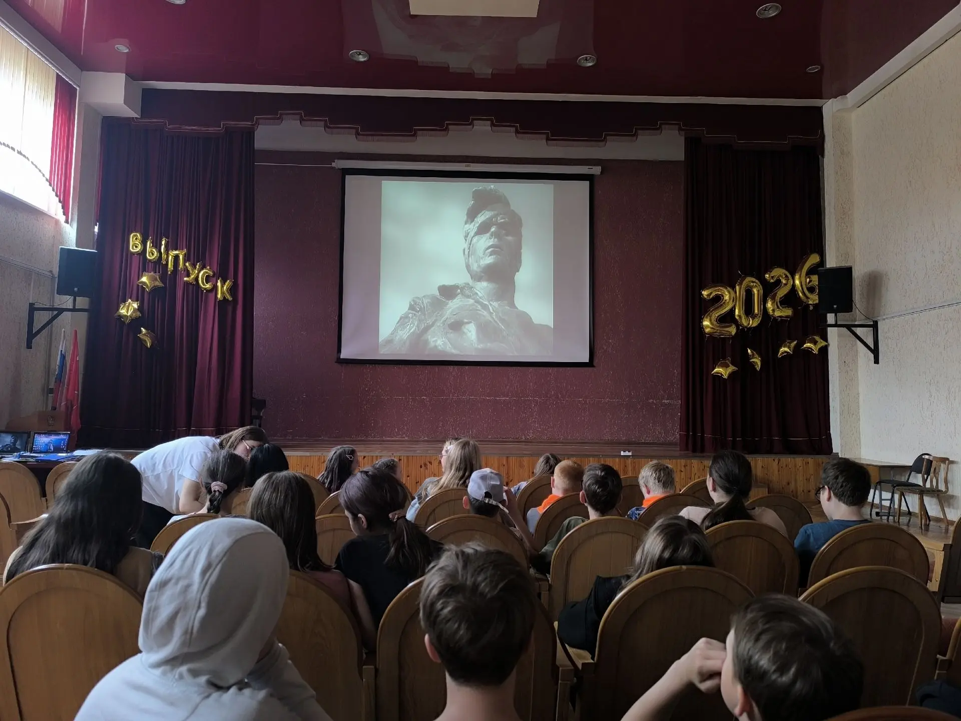 «Помним героев: урок мужества в «Солнечной стране»! 🕊️🕯️Сегодня в нашем лагере «Солнечная страна» 