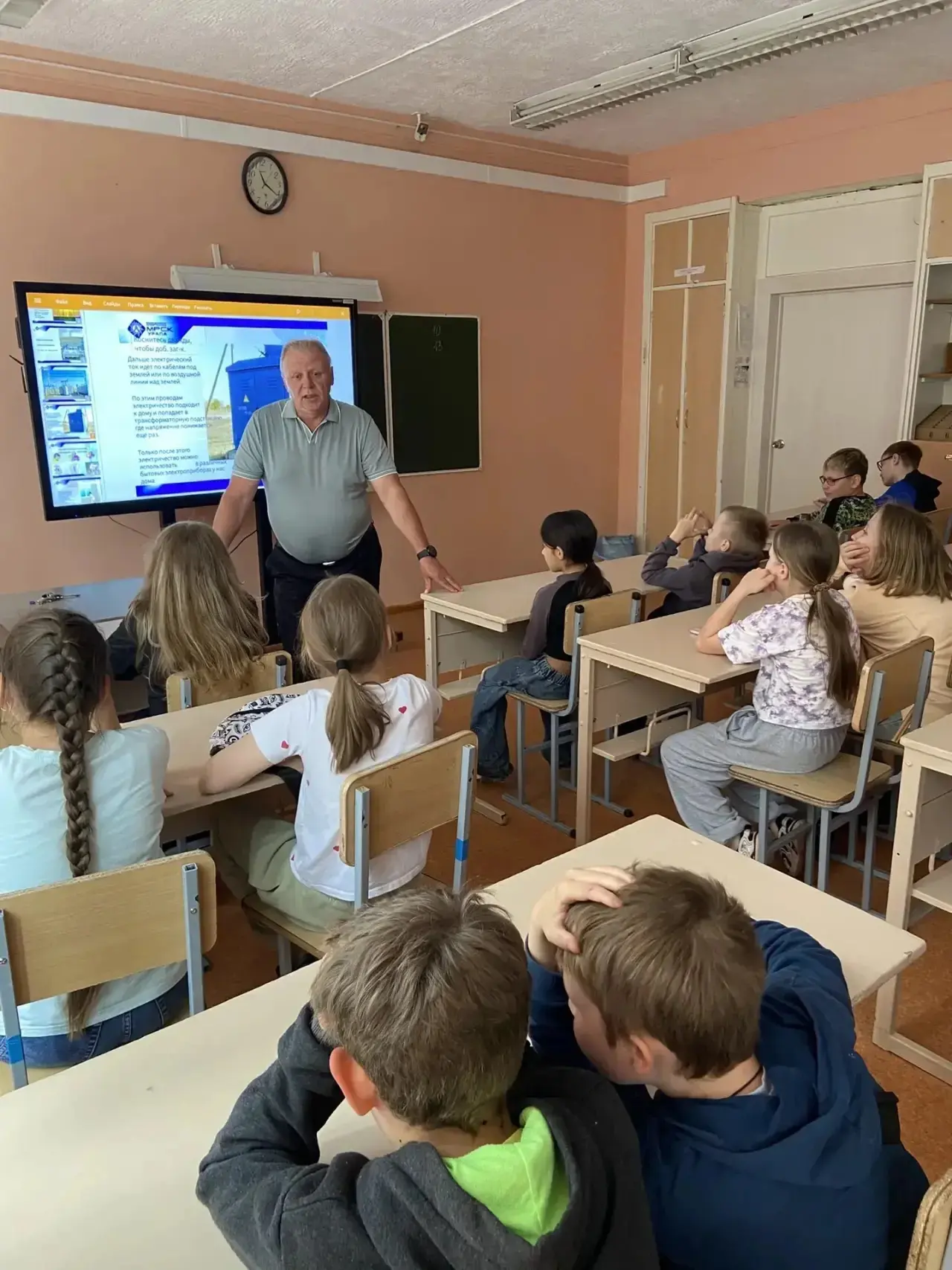 Сегодня дети 4 и 5 отрядов школьного лагеря «Солнышко» побывали на занятии по электробезопасности и 