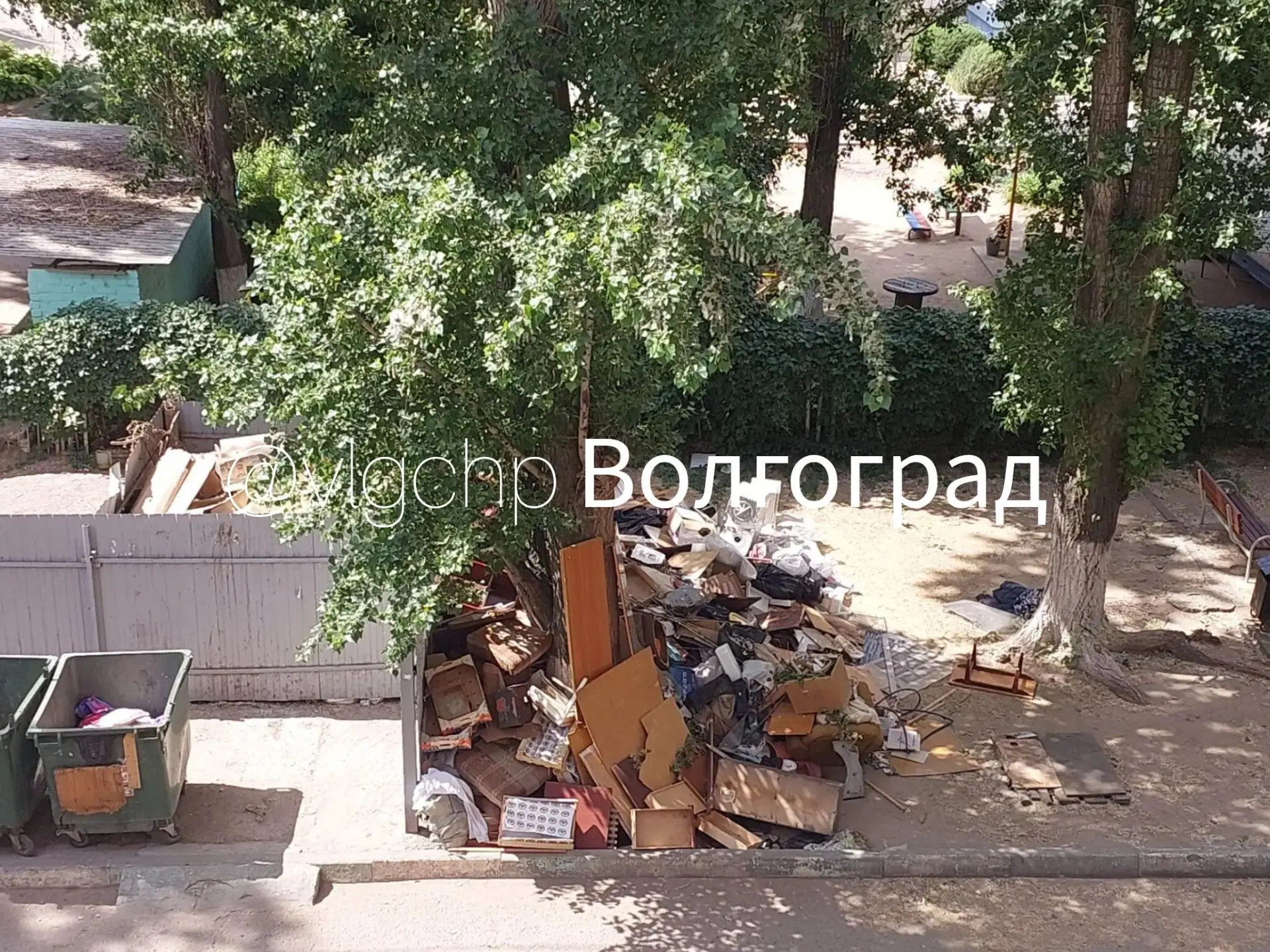 ⚡️ Месяц мусора у детсада: жители Проспекта Героев Сталинграда, 56 бьют тревогу и просят очистить те