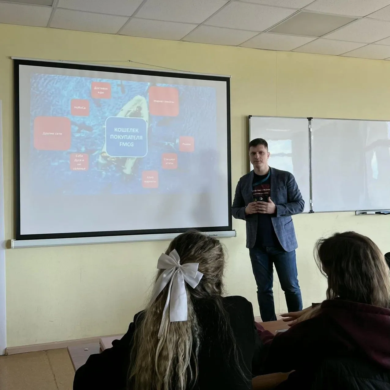 🎓 Конкурировать с ИИ! С особенностями современного маркетинга познакомились студенты Университета Ре