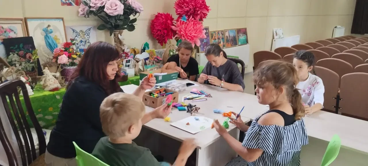 В Дмитриевском сельском клубе лето проходит творчески! 11 июля руководитель кружка ДПИ  «Чудо ручки»