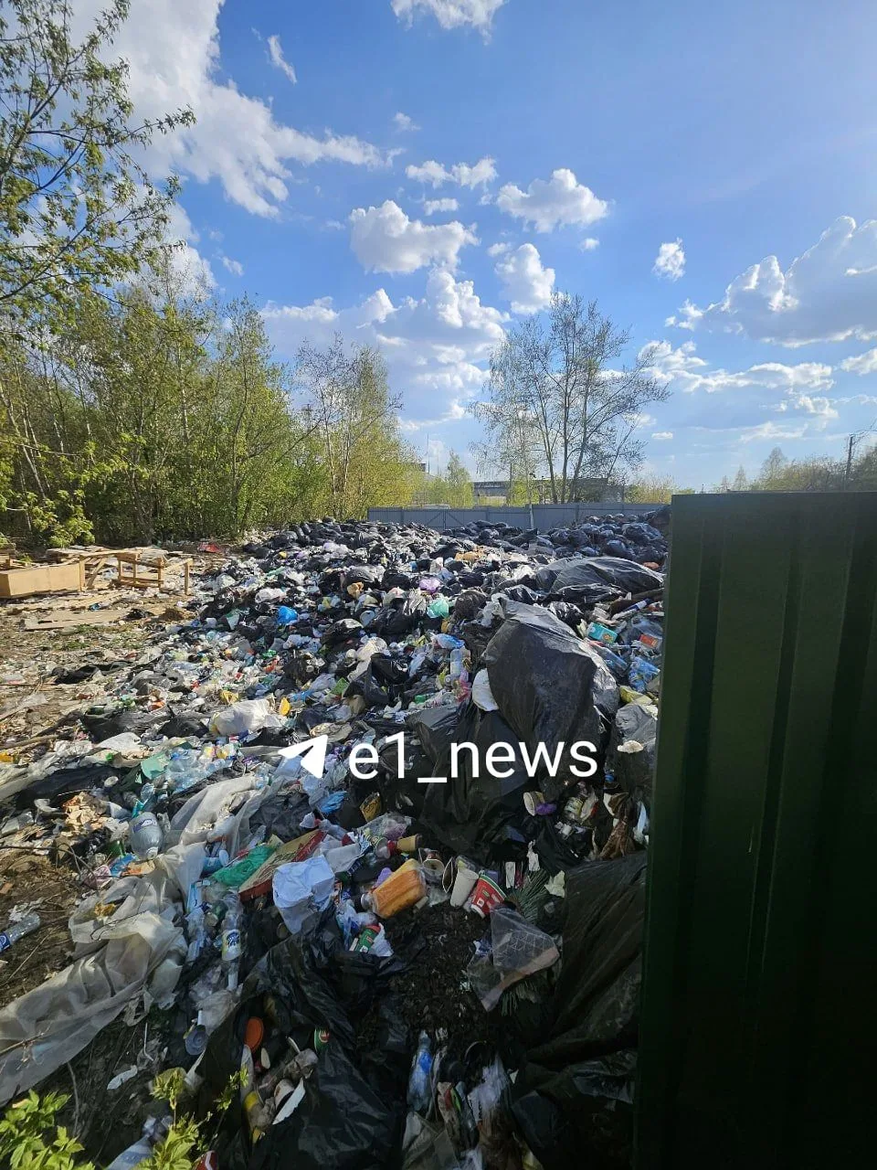 В Заречном микрорайоне появилась огромная свалка. Мусор начал скапливаться на парковочной площадке н