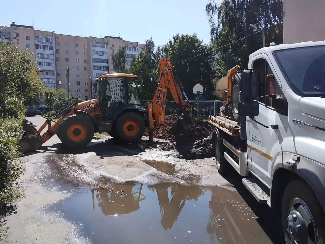 В Твери устанавливают причины затопления двора на улице Чайковского 

Затоплена придомовая территори