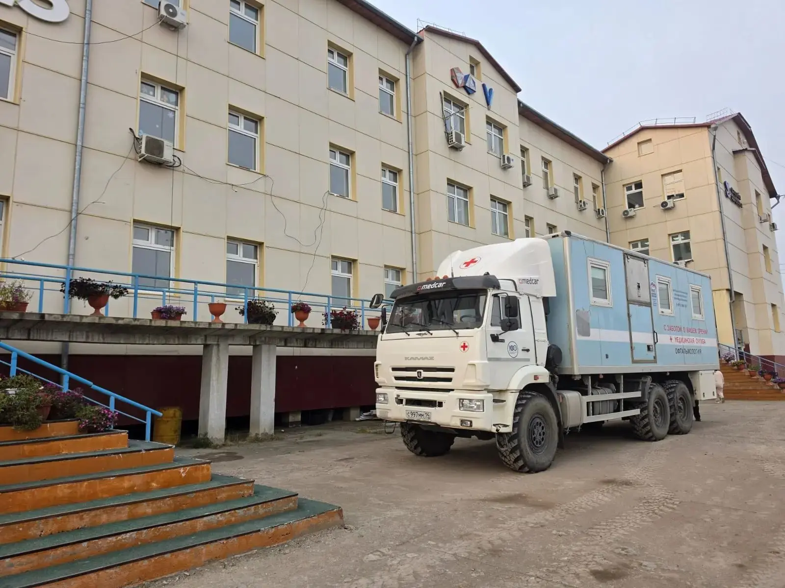 Последние несколько дней мобильная бригада на передвижном офтальмологическом комплексе ...