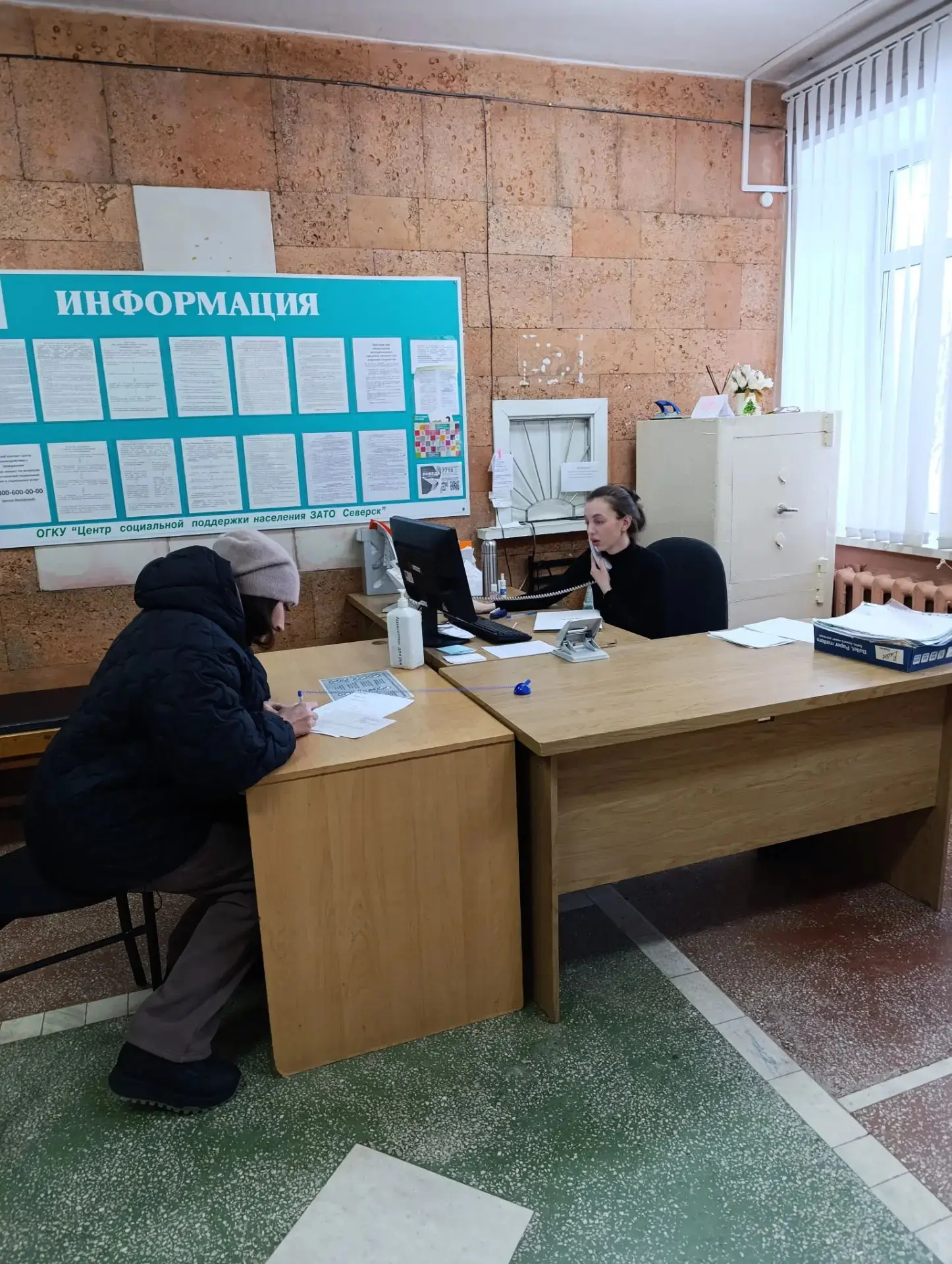 В нашем Центре ежедневно работает дежурный специалист, который встретит вас в холле учр...