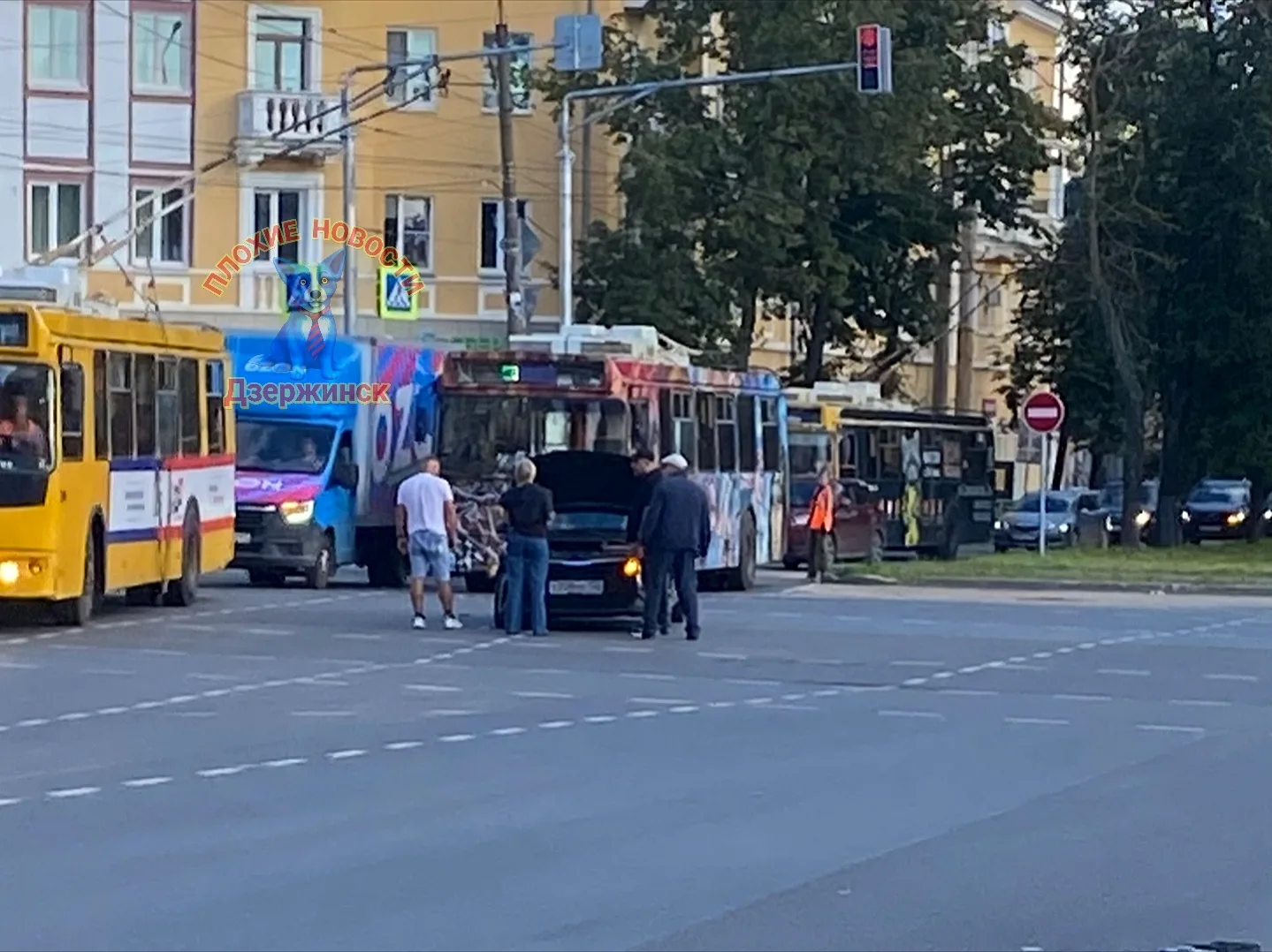 Троллейбус и легковой автомобиль столкнулись сегодня, около 15:30, на перекрестке просп...