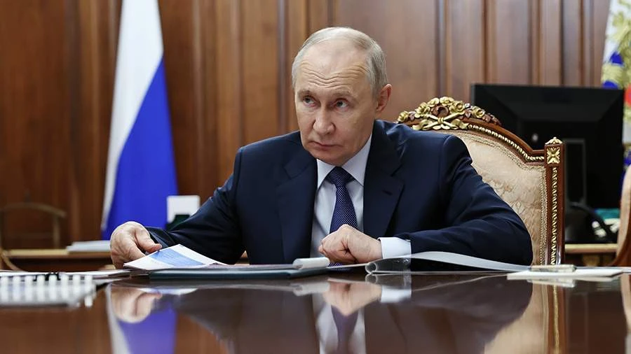 Владимир Путин выступает с телеобращением по поводу предстоящих парламентских выборов в...
