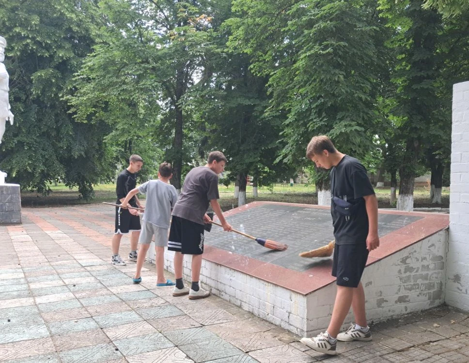🕊️ Акция «Дорогами Славы»: Волонтёры станицы Дмитриевской чтут память героев

В преддверии 22 июня 