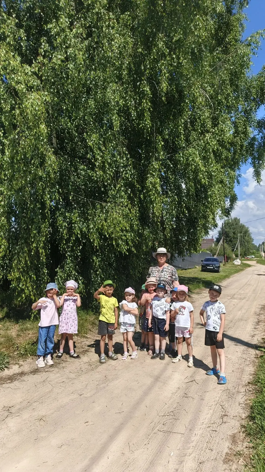 Утром солнышко встаёт,
Нас на улицу зовёт.
Выхожу из дома я:
– Здравствуй, улица моя!

Я пою и в тиш