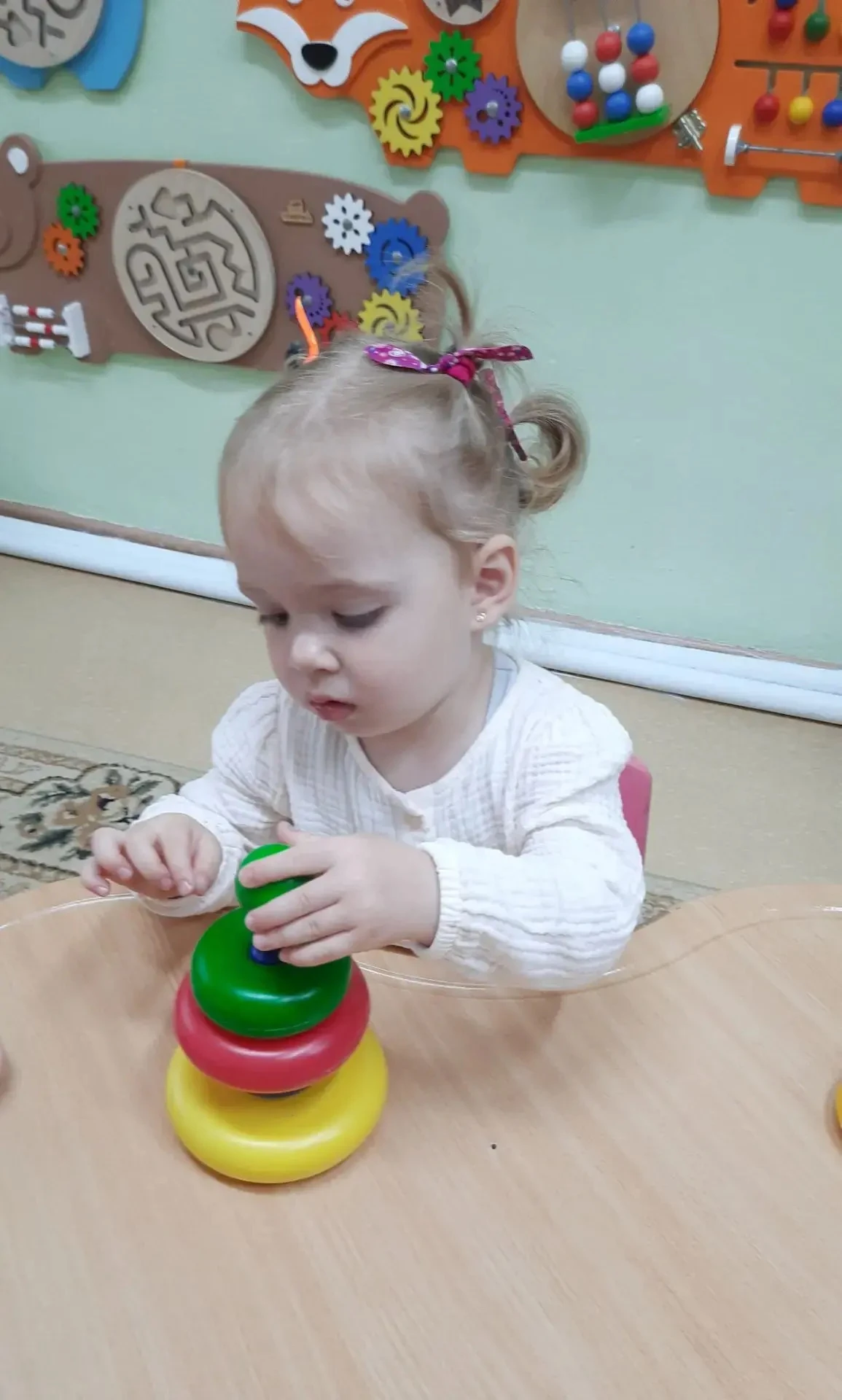 Цель занятия (игры) с пирамидкой в 1 мл. группе: способствовать сенсорному развитию дет...