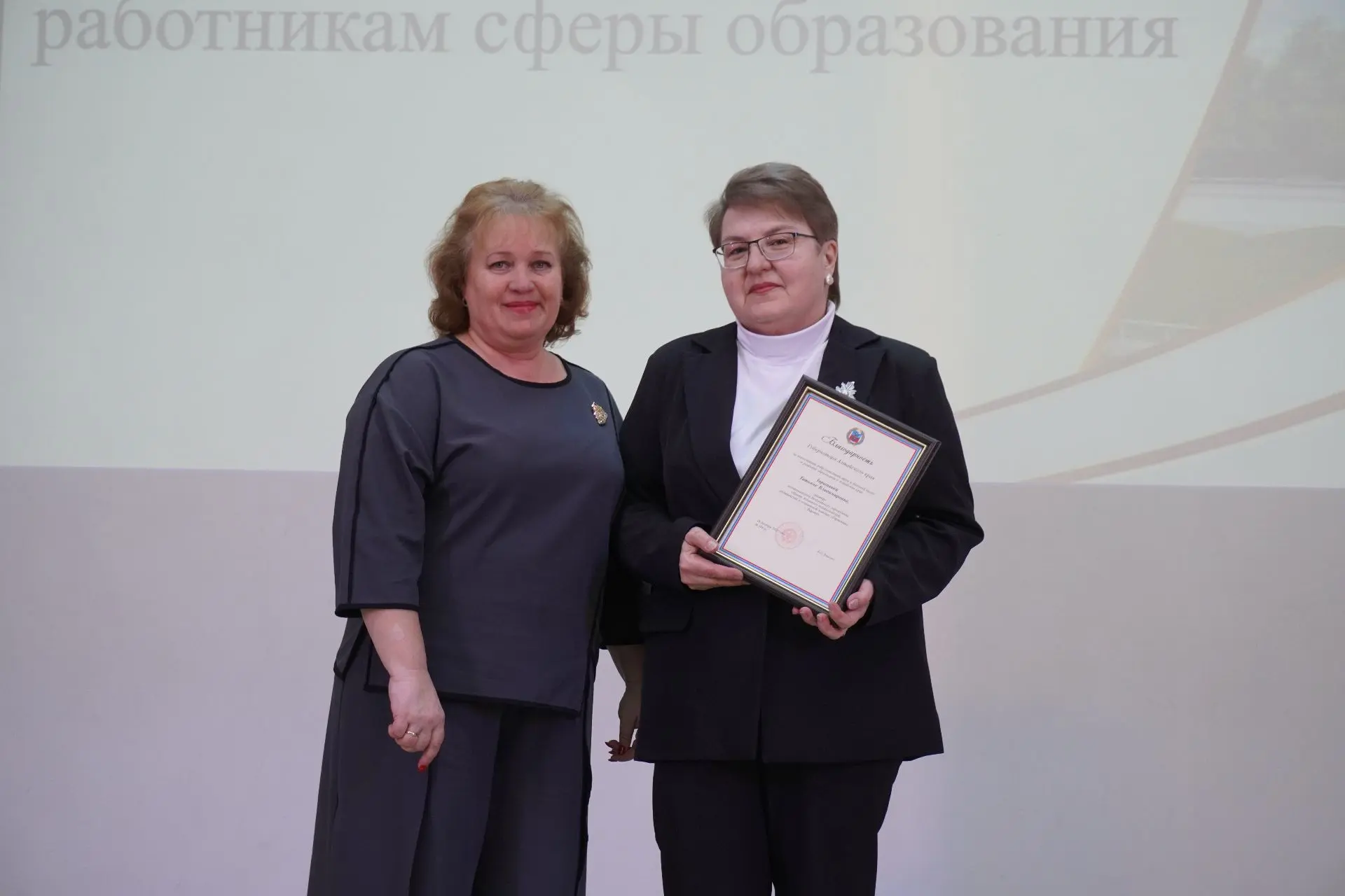 🎉 Лучших представителей системы образования города наградили в Барнауле   В среду, 8 апреля, на площ