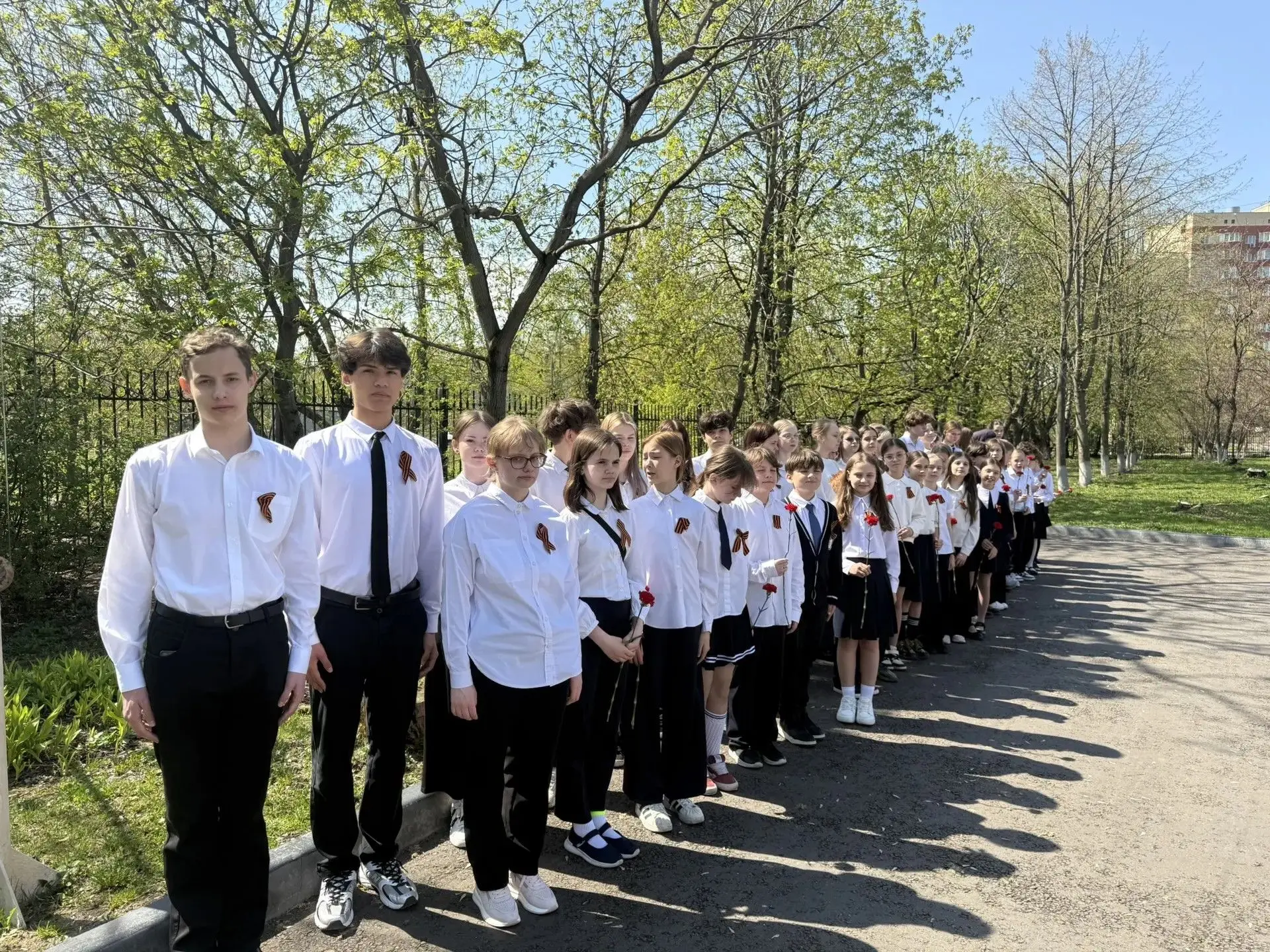 Утром 4 мая в школе состоялась торжественная линейка, посвящённая старту Вахты Памяти в рамках мараф