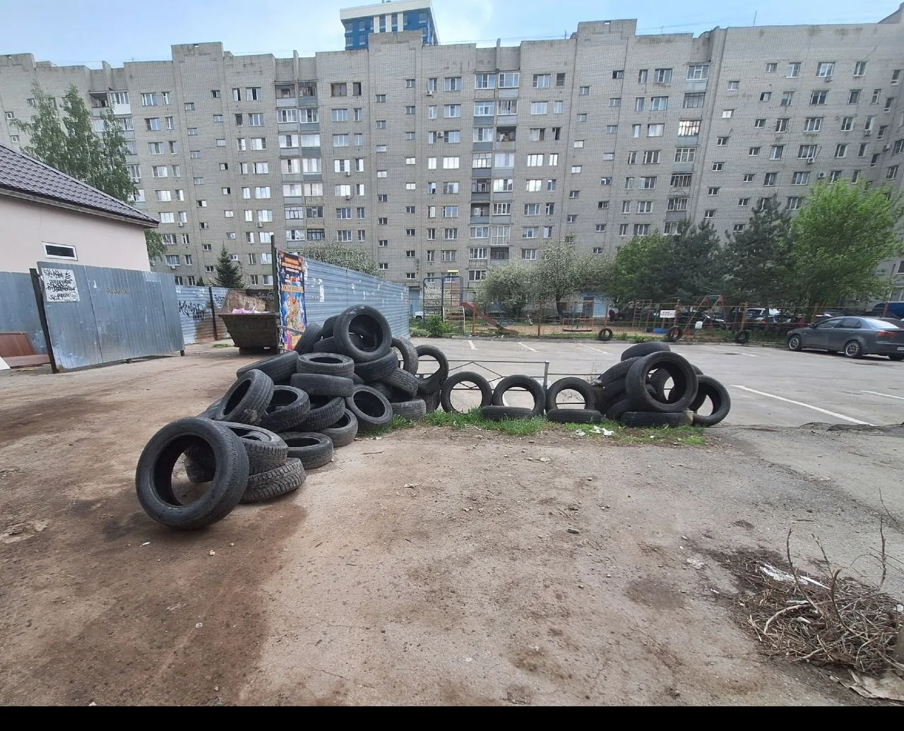 😡Жители города сами же загаживают свои дворы