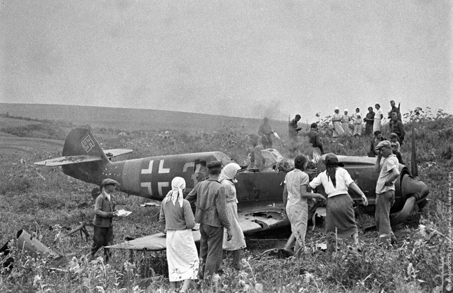 Колхозники рассматривают сбитый немецкий самолет, 1944 год