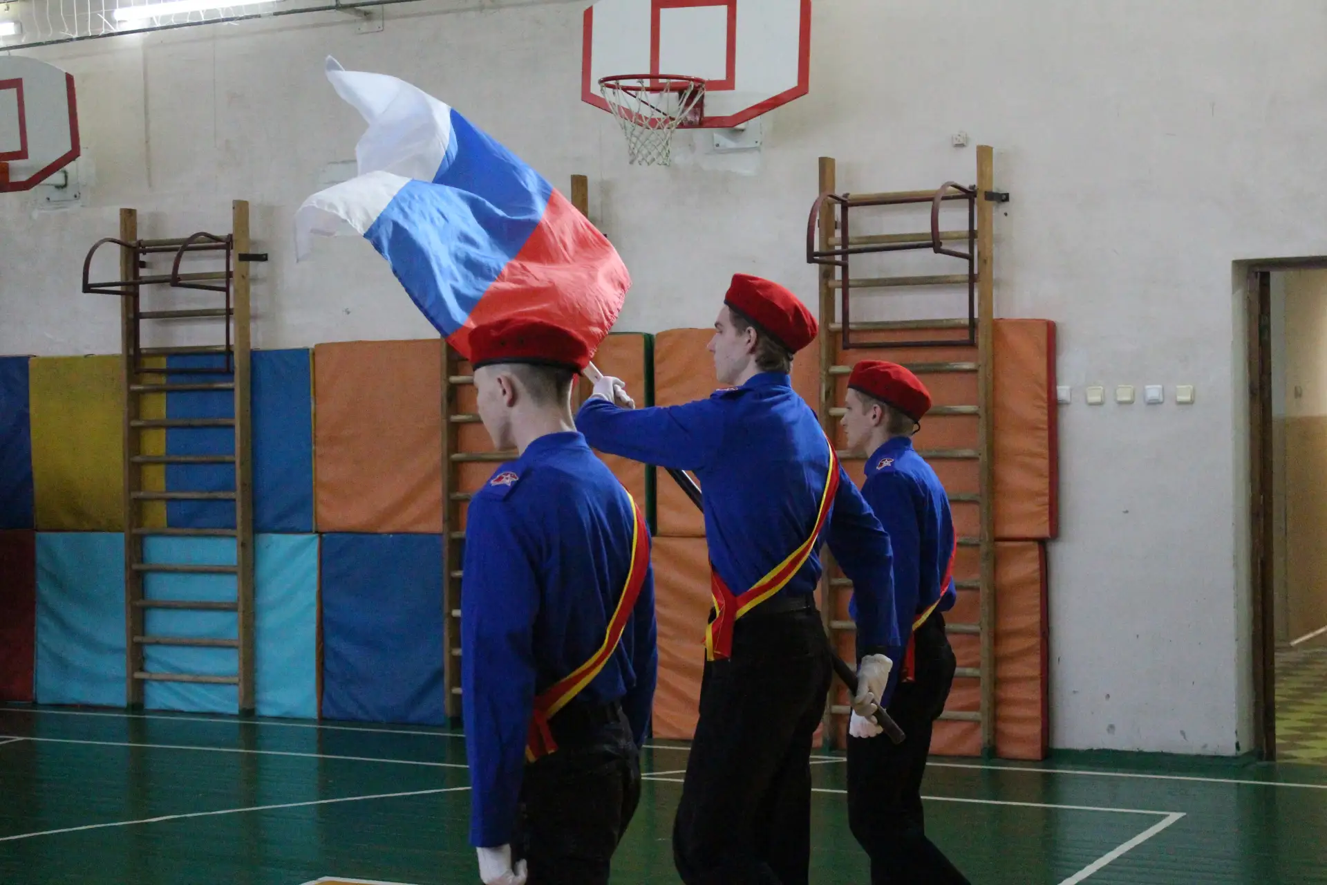 🇷🇺16 февраля, в школе прошла торжественная линейка. В начале знаменная группа одиннадцатиклассников 