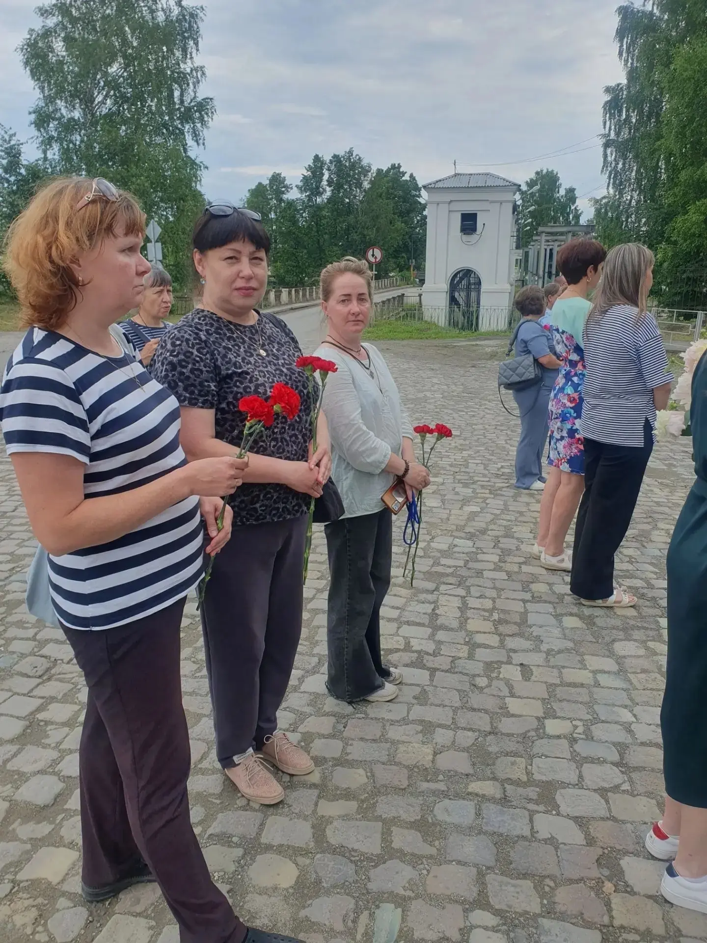Сегодня, 22 июня, в День памяти и скорби, сотрудники нашего учреждения возложили цветы к памятнику с