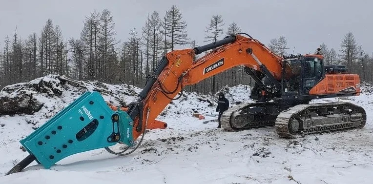 По заданию заказчика на экскаватор DEVELON DX530LCA-7B был установлен квикаплер и гидро...