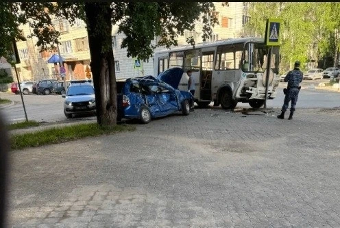 В СЫКТЫВКАРЕ CHEVROLET СТОЛКНУЛАСЬ С РЕЙСОВЫМ АВТОБУСОМ

В Сыктывкаре утром 11 июня Chevrolet Lacett
