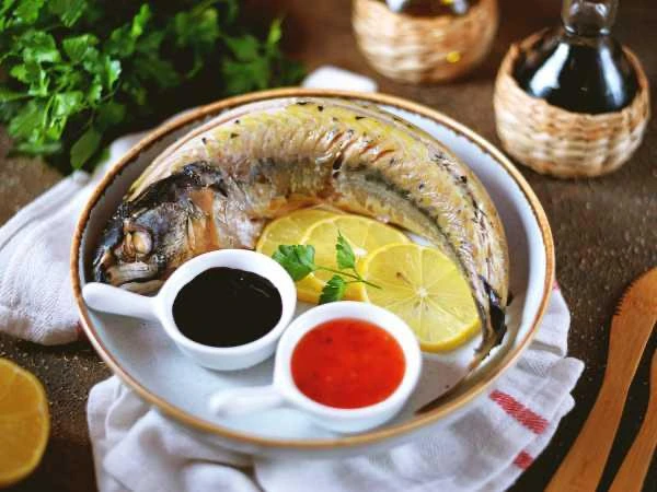 🐟 Скумбрия в луковой шелухе и чае (варёная).

Ингредиенты:

• Скумбрия – 1 шт.
• Луковая шелуха – 2