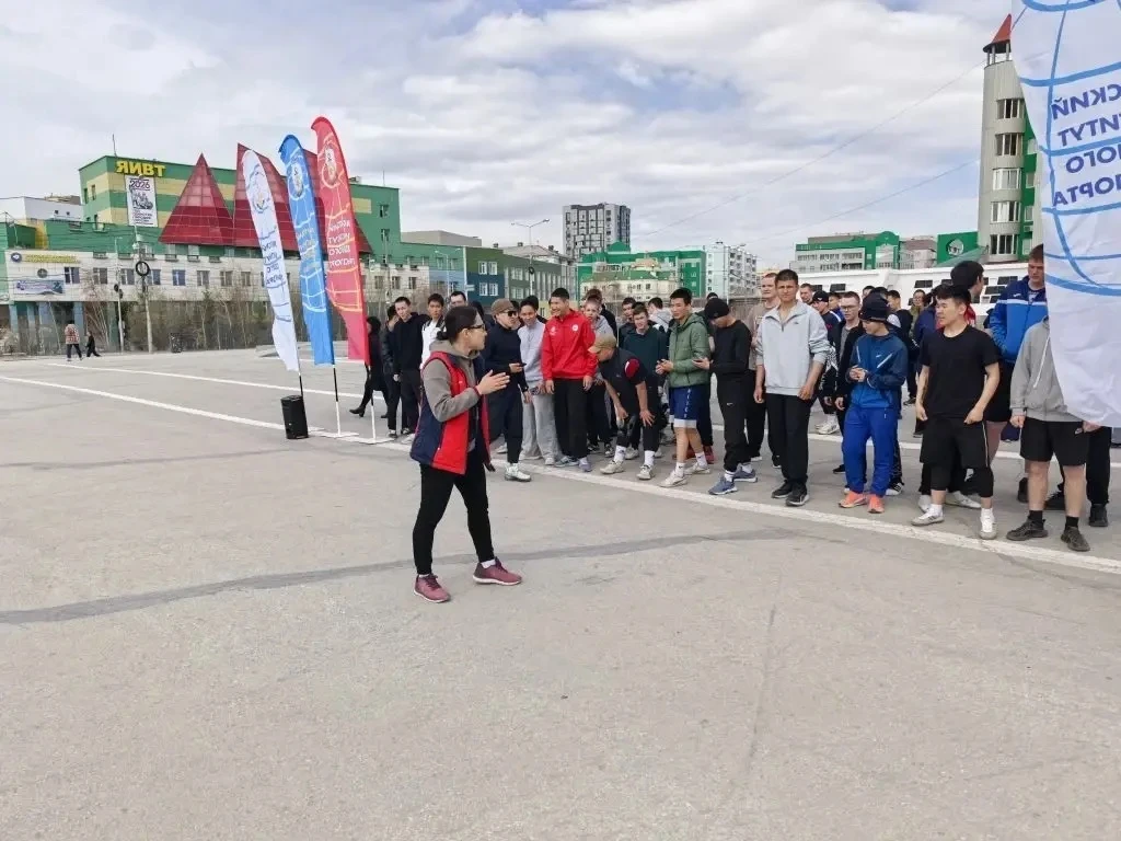 ЗАБЕГ ПОБЕДЫ.  После долгой холодной ветреной весны в этот день наконец-то поутих гул проводов, приб