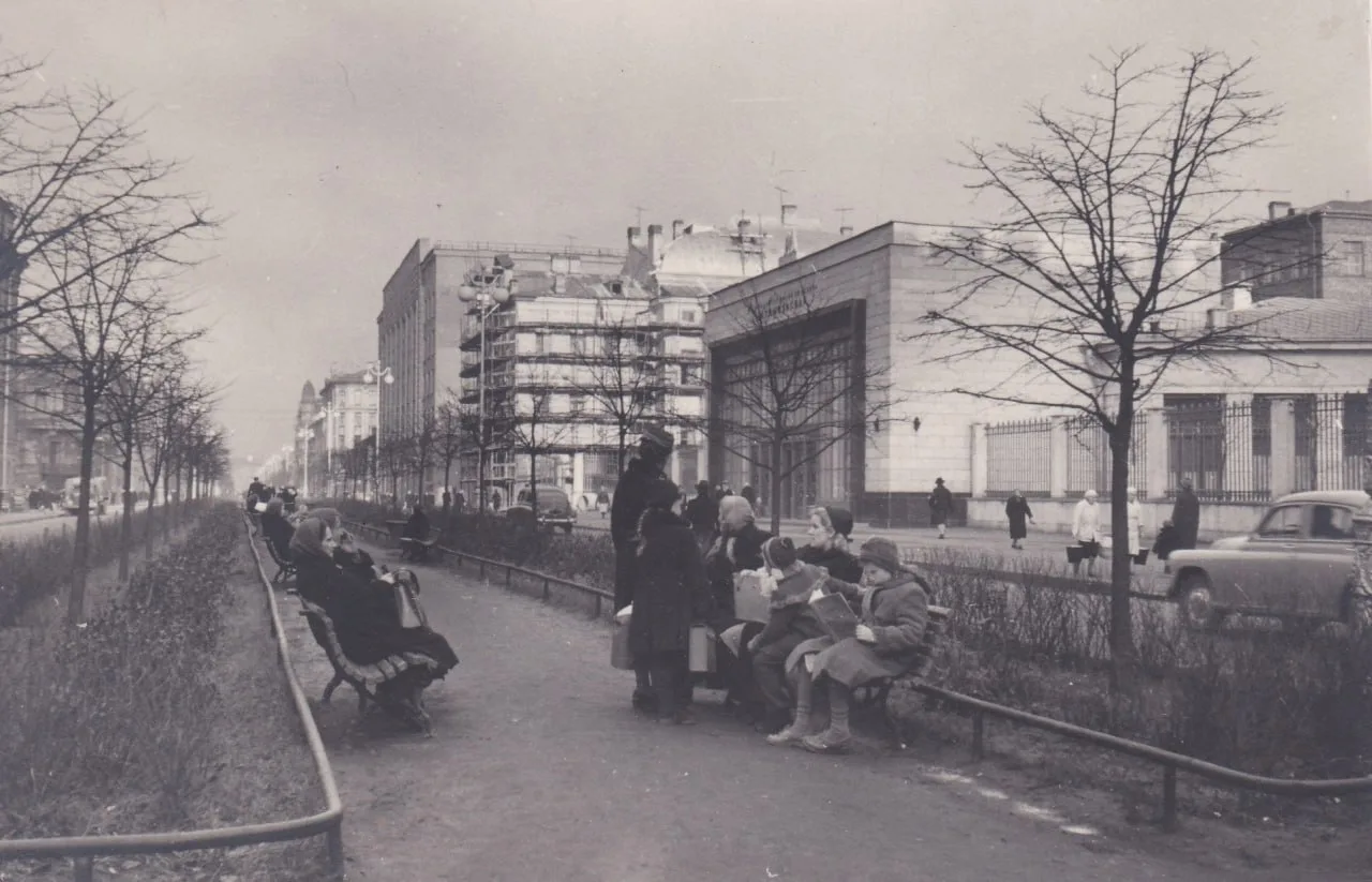 С добрым утром, дорогие друзья!

1958.Проспект Чернышевского.