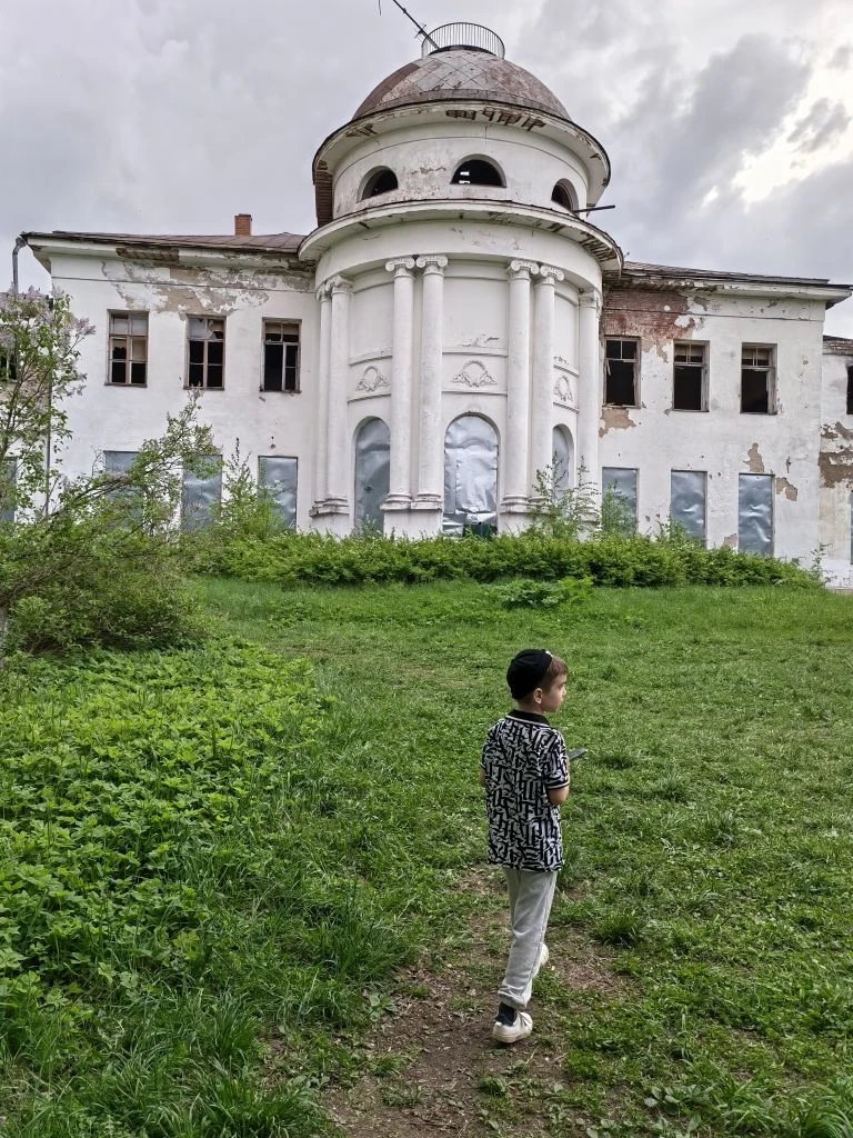 НА ЭТО БОЛЬНО СМОТРЕТЬ.