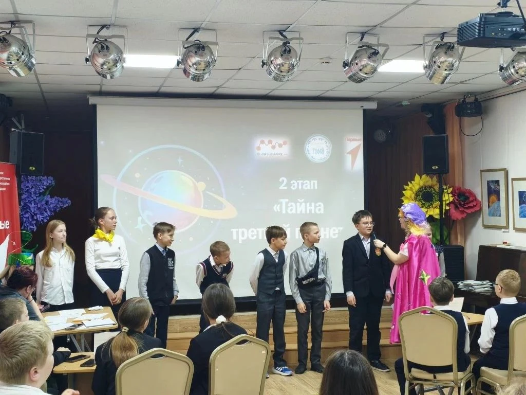 «Вперёд, к звёздам!» 💫🚀  14 апреля команда лицея «Звёздные искатели» (активисты Движения Первых) зан