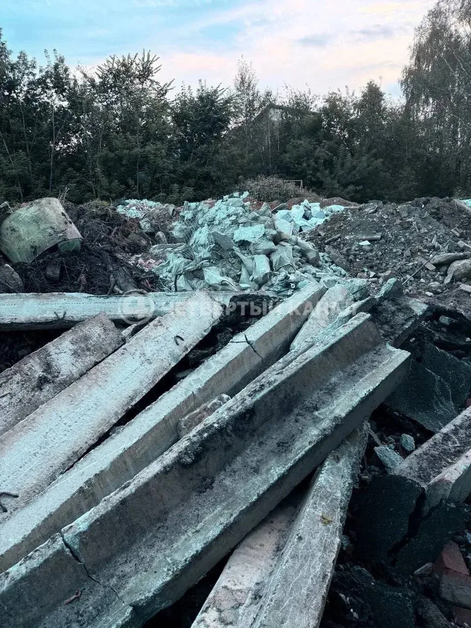 На Шарташе на частном участке растут горы строительного и бытового мусора. По словам по...
